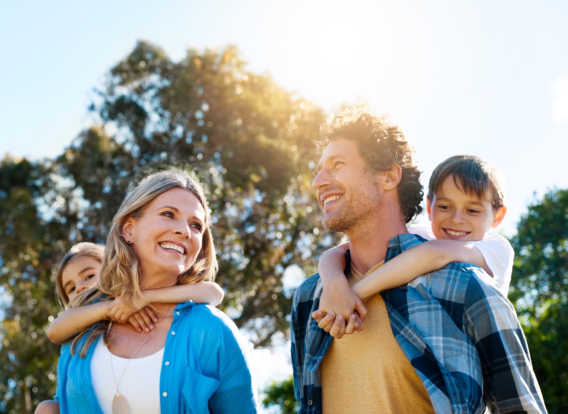 Glückliche Familie genießt ihre Energie-Unabhängigkeit in der Sonne