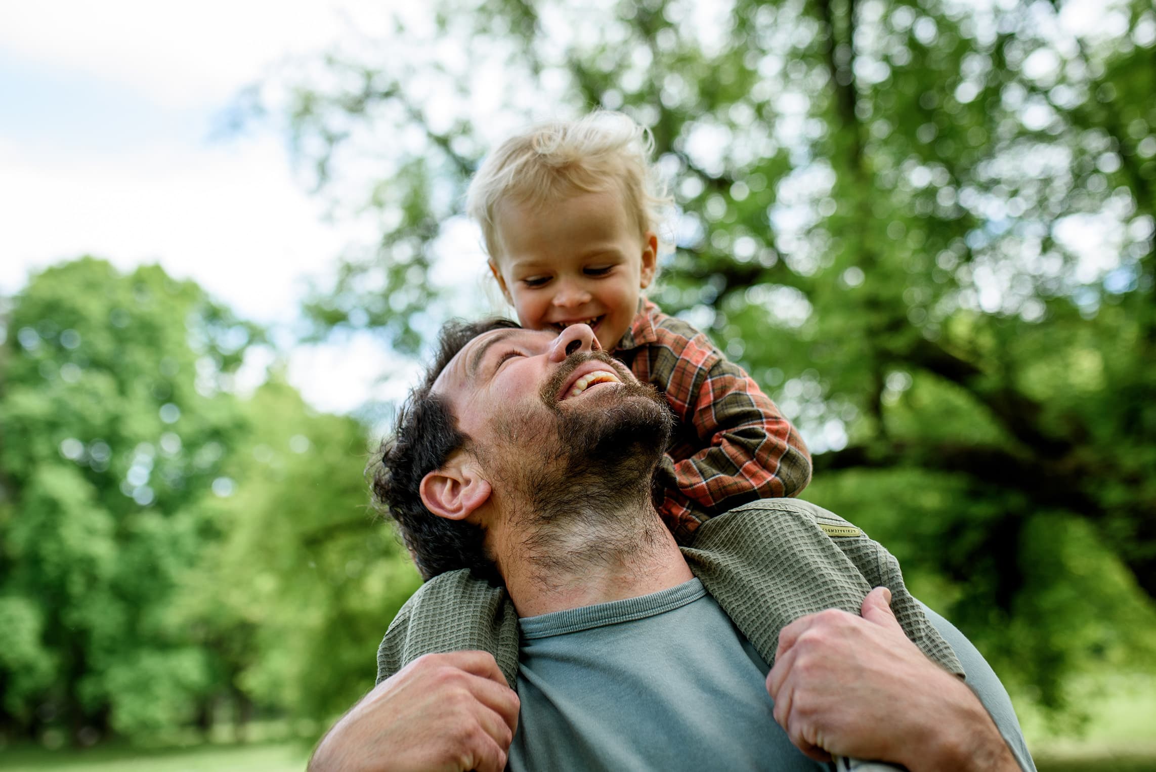 Vater und Kind genießen die Unabhängigkeit durch eigene Solarenergie